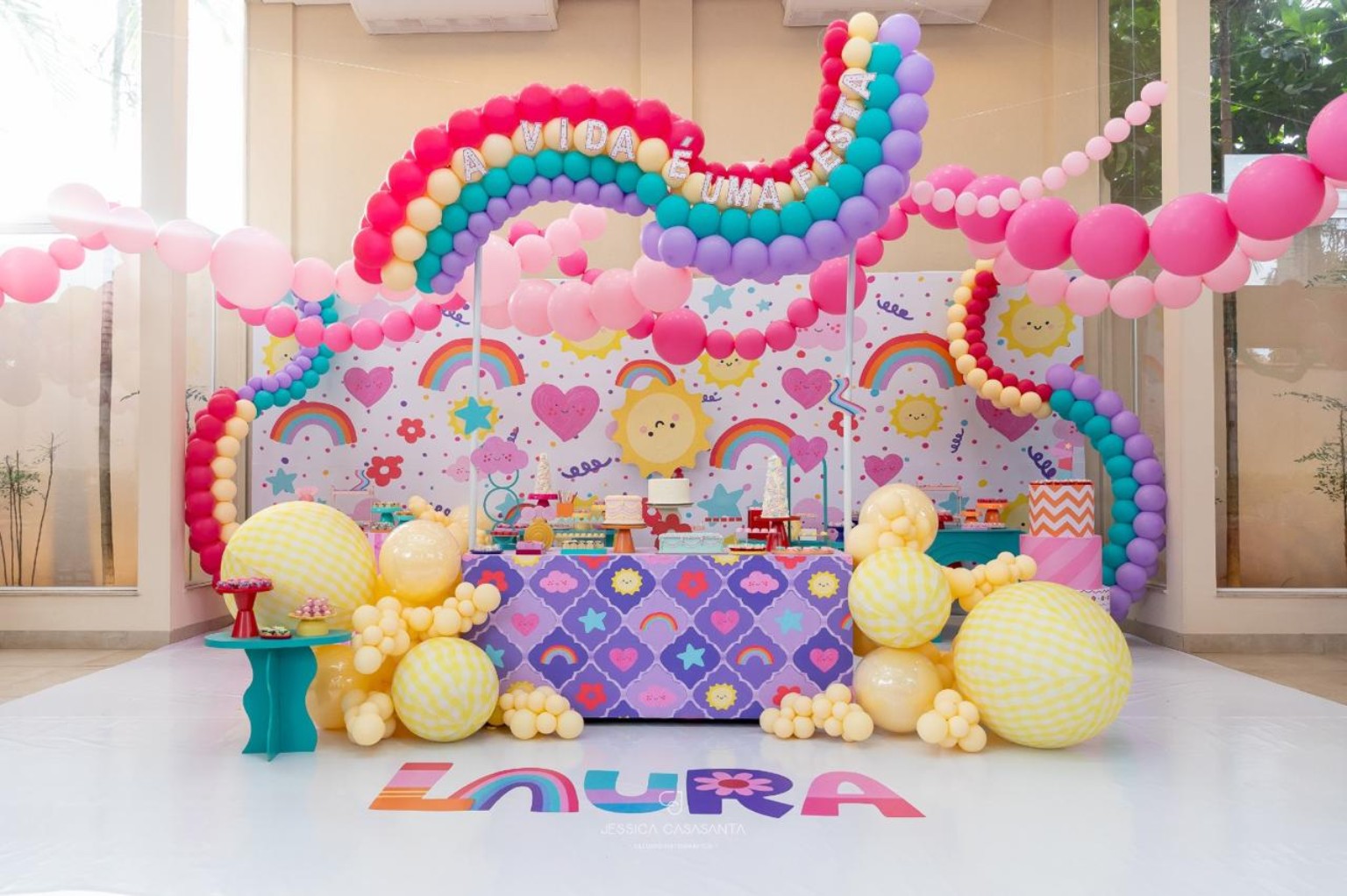 Decoração infantil colorida com arcos-íris, corações, flores e balões