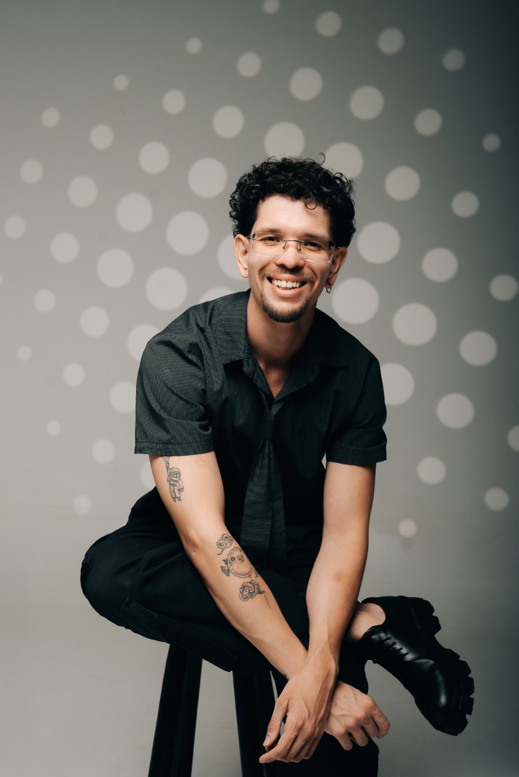 Natanael Albino sorrindo em um retrato de estúdio